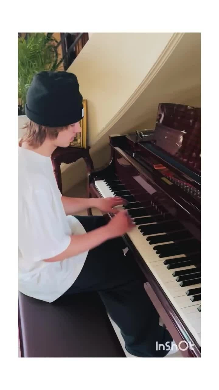 Jayden James - con trai Britney Spears - trổ tài piano