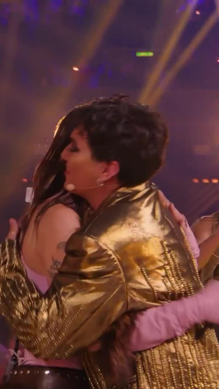 Quán quân Eurovision 2025 trao cúp cho DARA