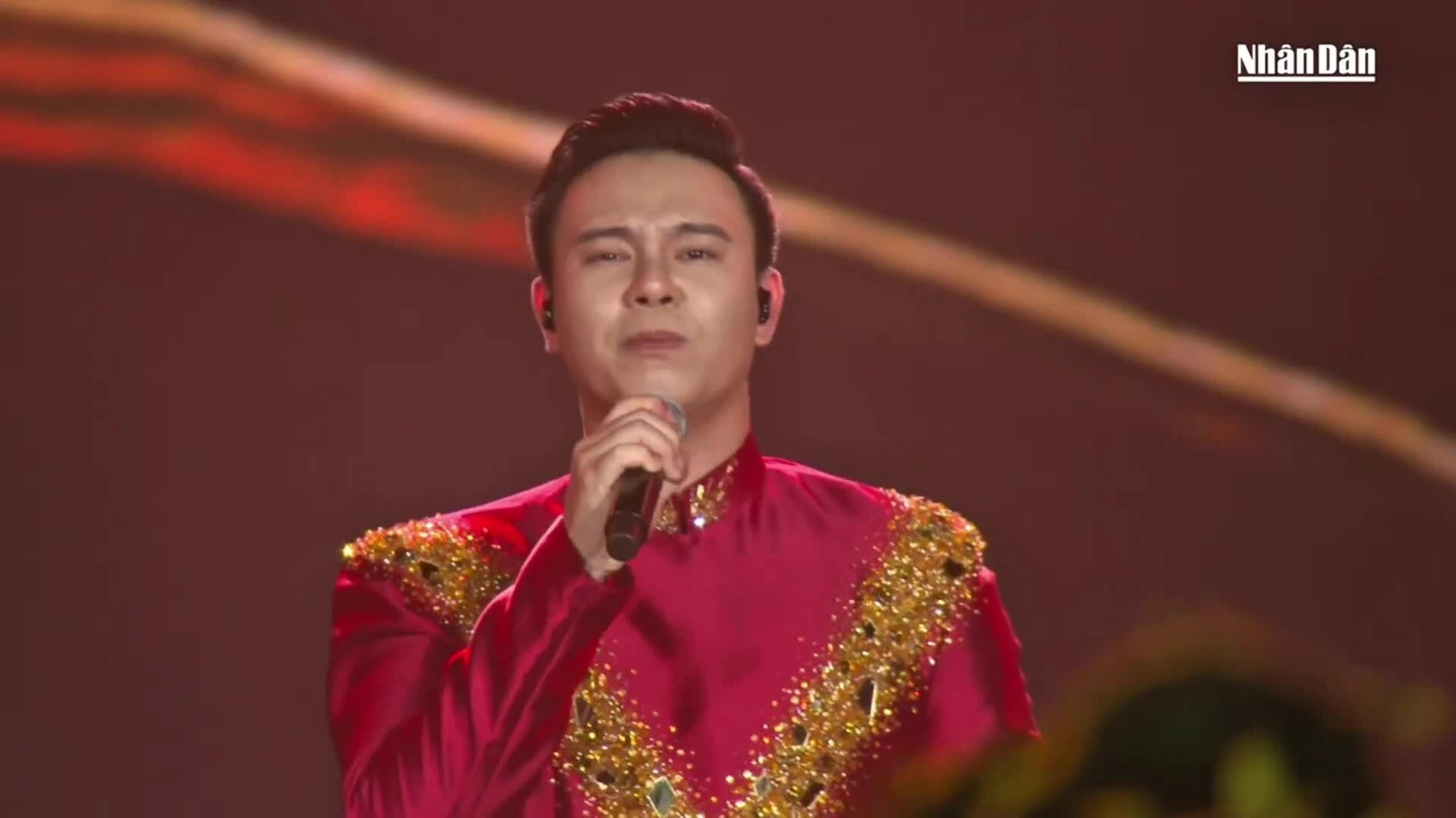 Đông Hùng hát "Đường lên phía trước"