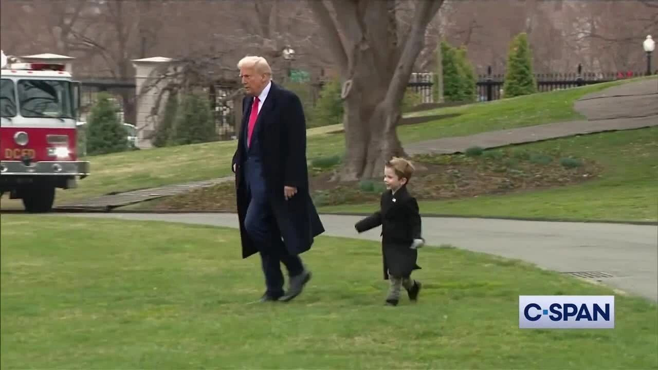 bé X chạy theo tổng thống Donald Trump tháng 3/2025