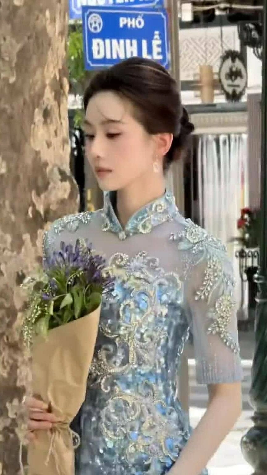 Lưu Thi Thi tạo dáng trên đường phố Hà Nội