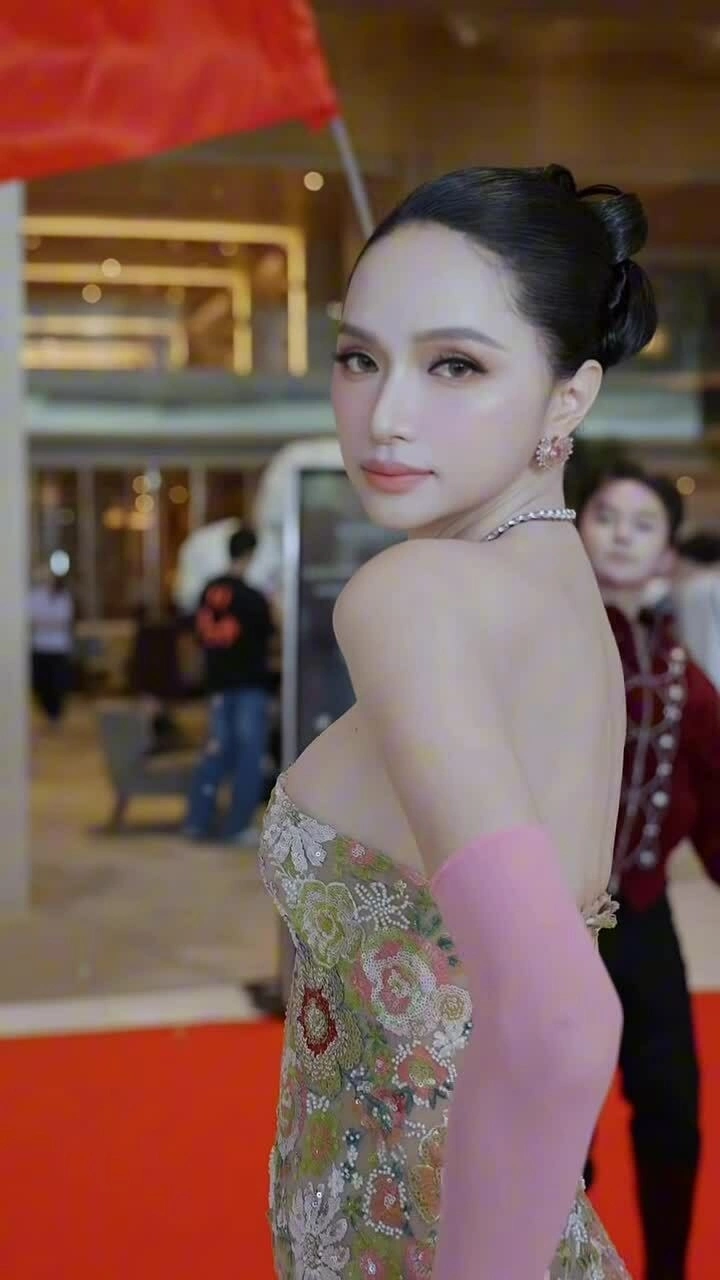Hương Giang catwalk với đầm cúp ngực