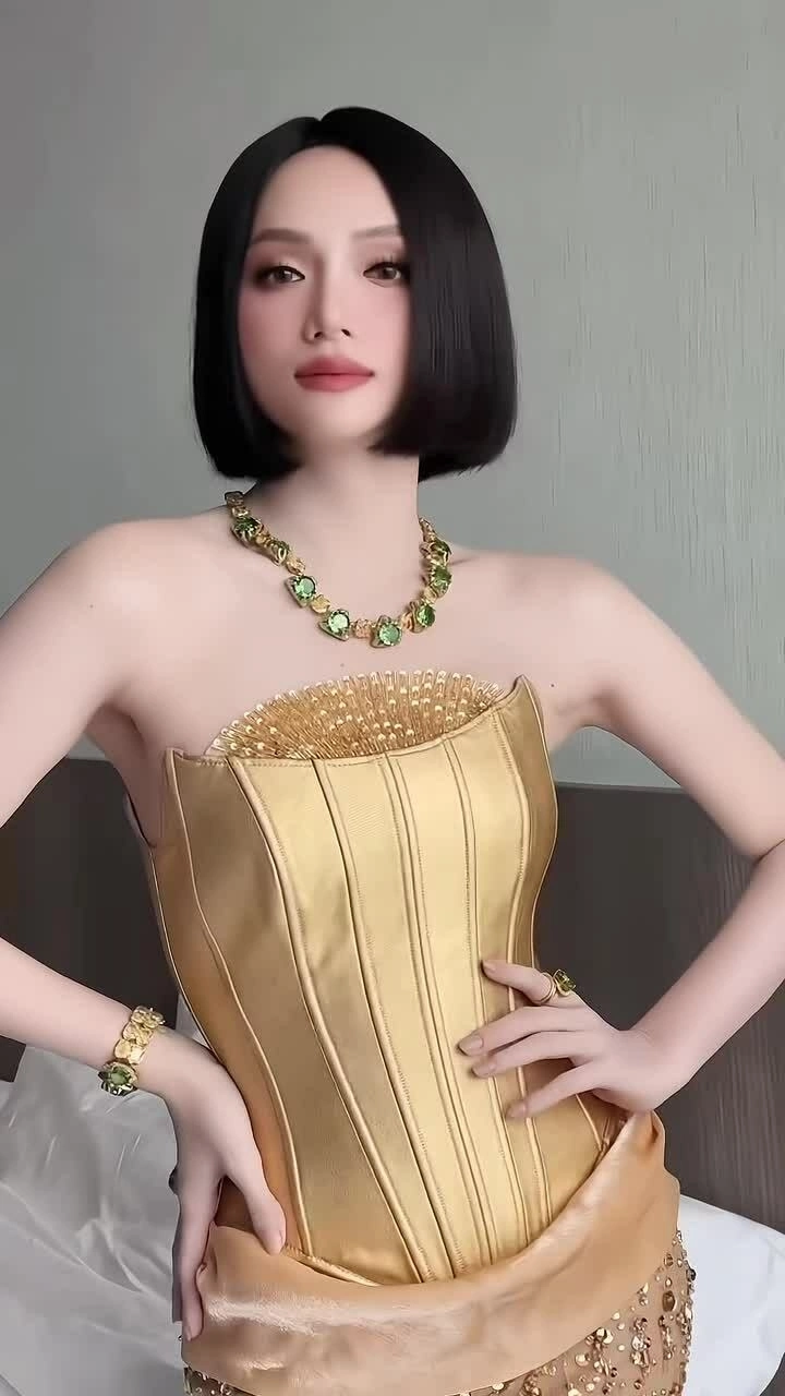 Hương Giang tạo dáng ở hậu trường Miss Grand International