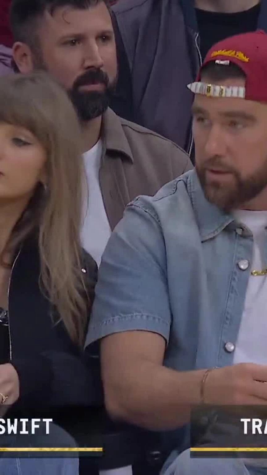 Taylor Swift và Travis Kelce tại sân đấu bóng rổ