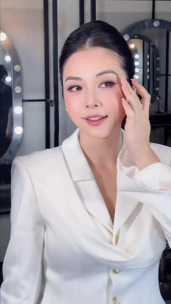 Vẻ đẹp của Jennifer Phạm ở tuổi 41