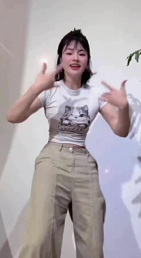 Vũ Thu Phương nhảy hài hước khoe eo thon