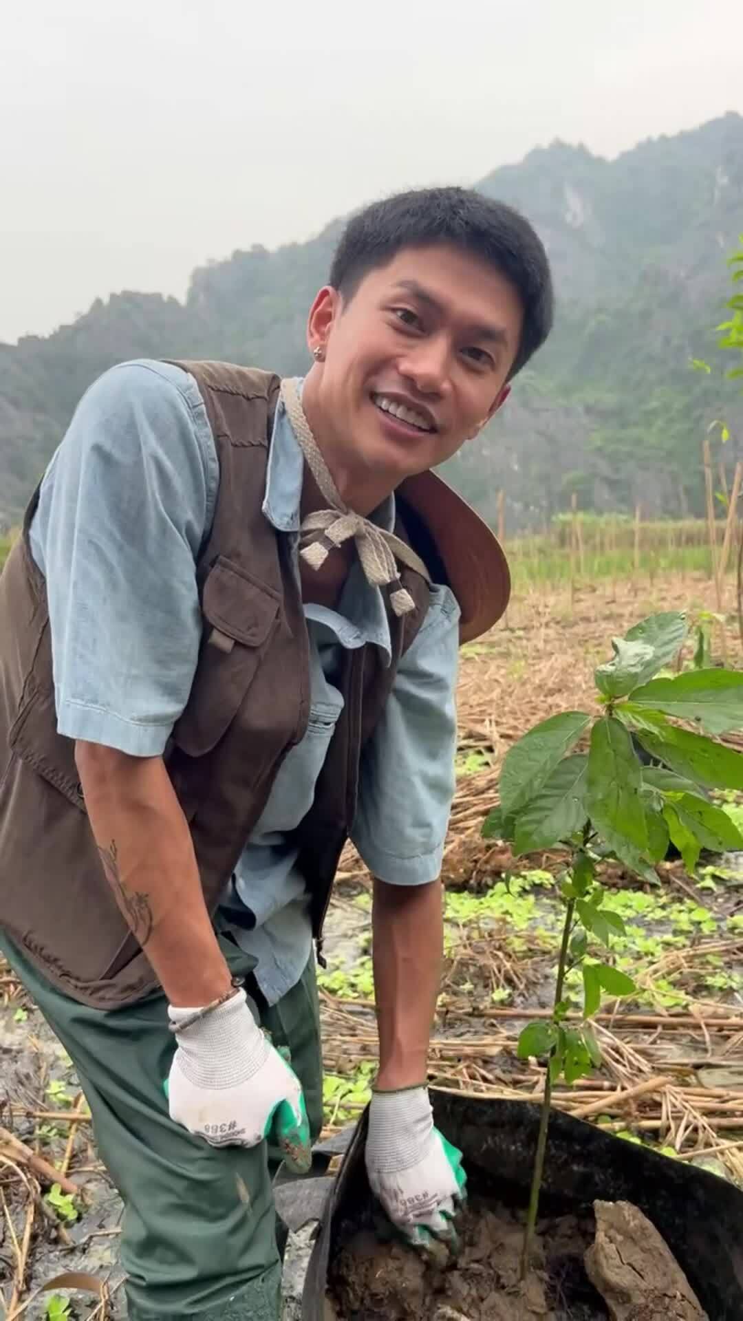Dàn nghệ sĩ trồng cây tại đầm Vân Long