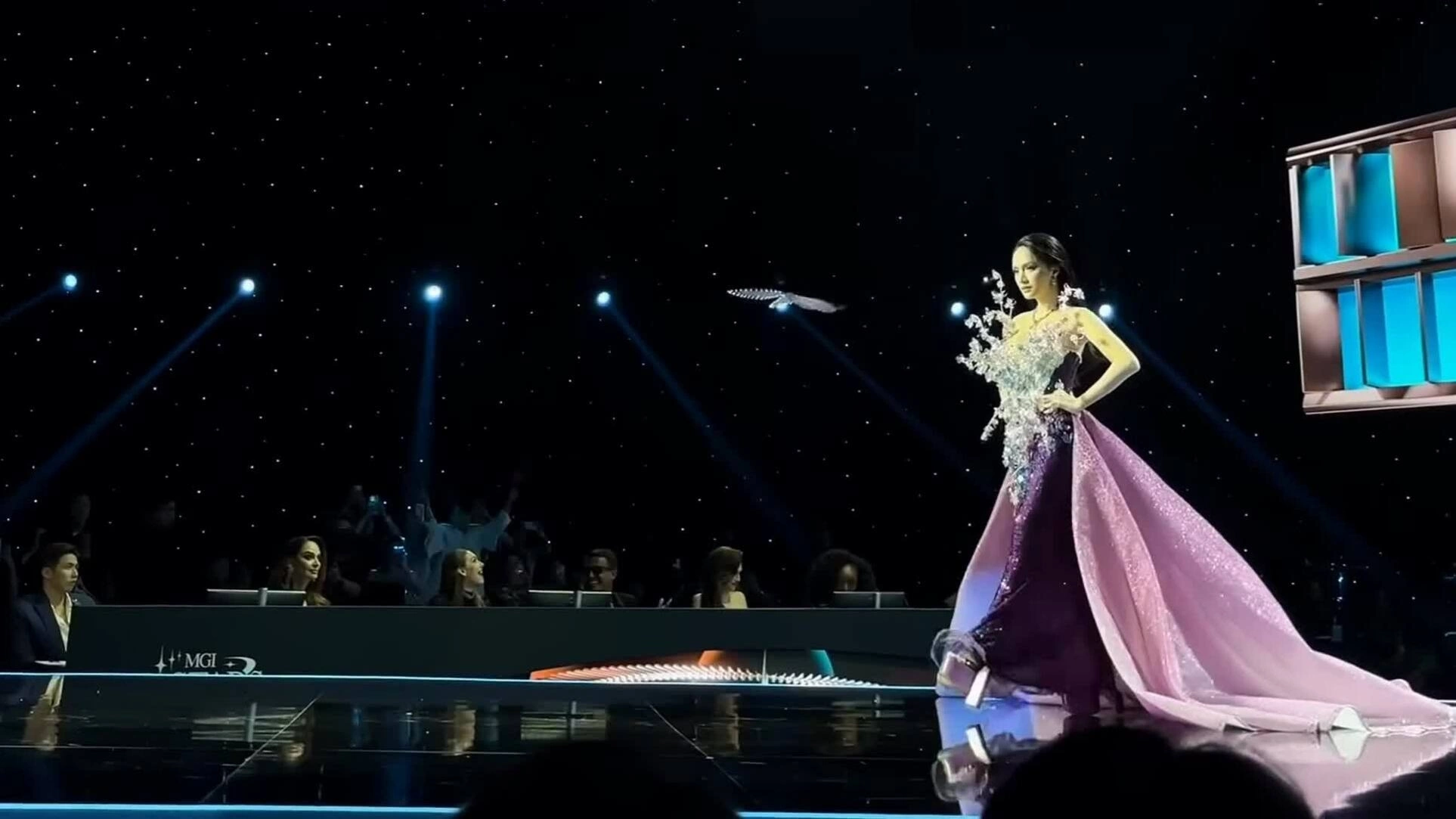 Khán giả hò reo khi Hương Giang trình diễn đầm dạ hội tại bán kết Miss Grand