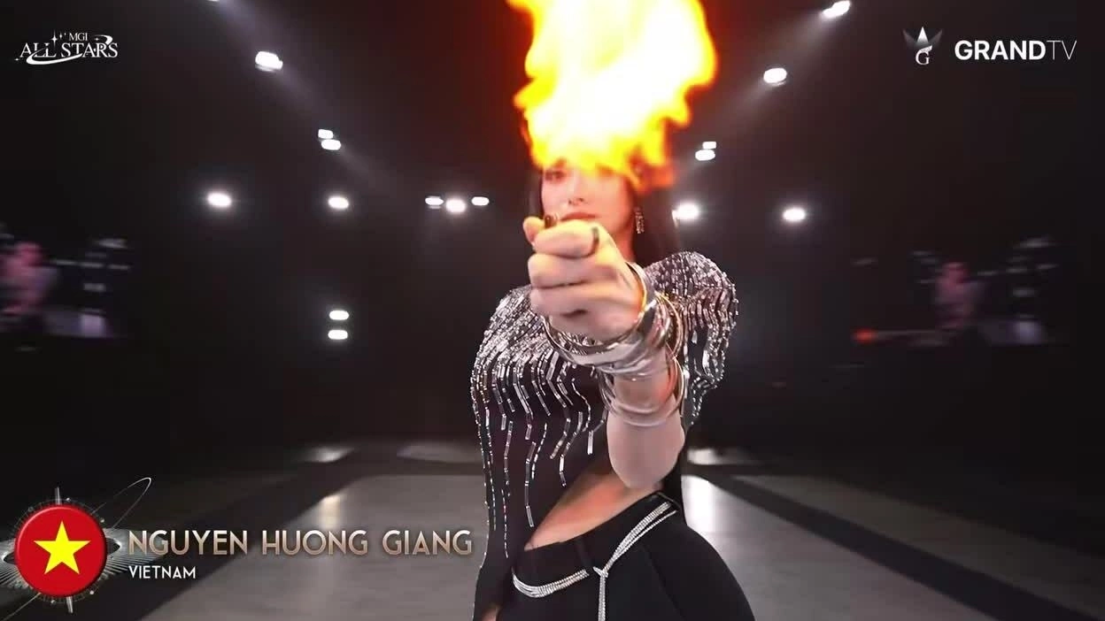 Màn bật lửa khi trình diễn của Hương Giang