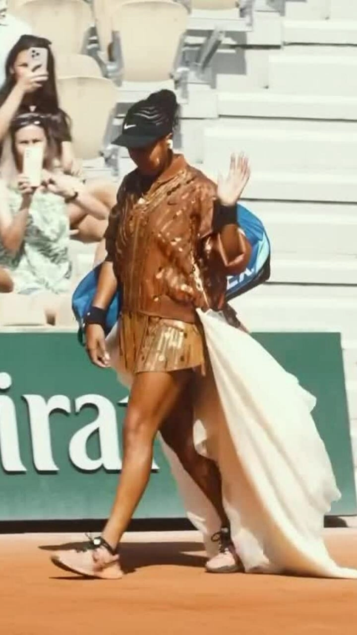 Naomi Osaka diện váy sequin ra sân đấu