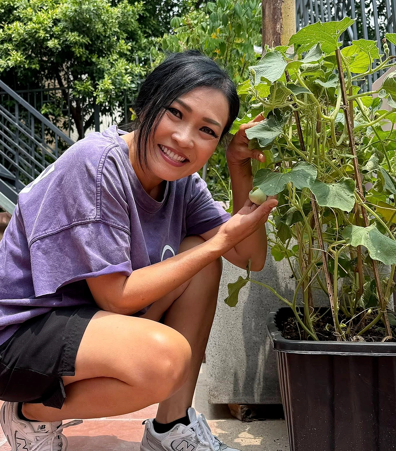 Phương Thanh tự chăm vườn rau