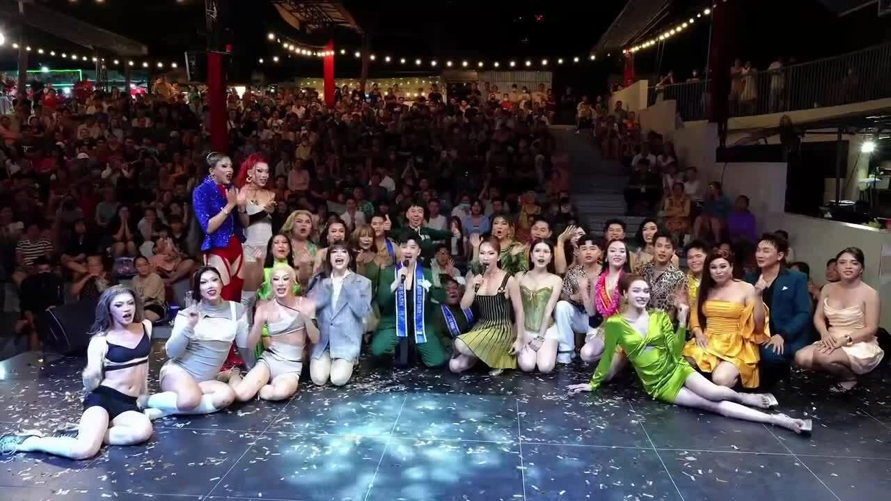 Khán giả cổ vũ Hương Giang thi chung kết Miss Grand All Stars