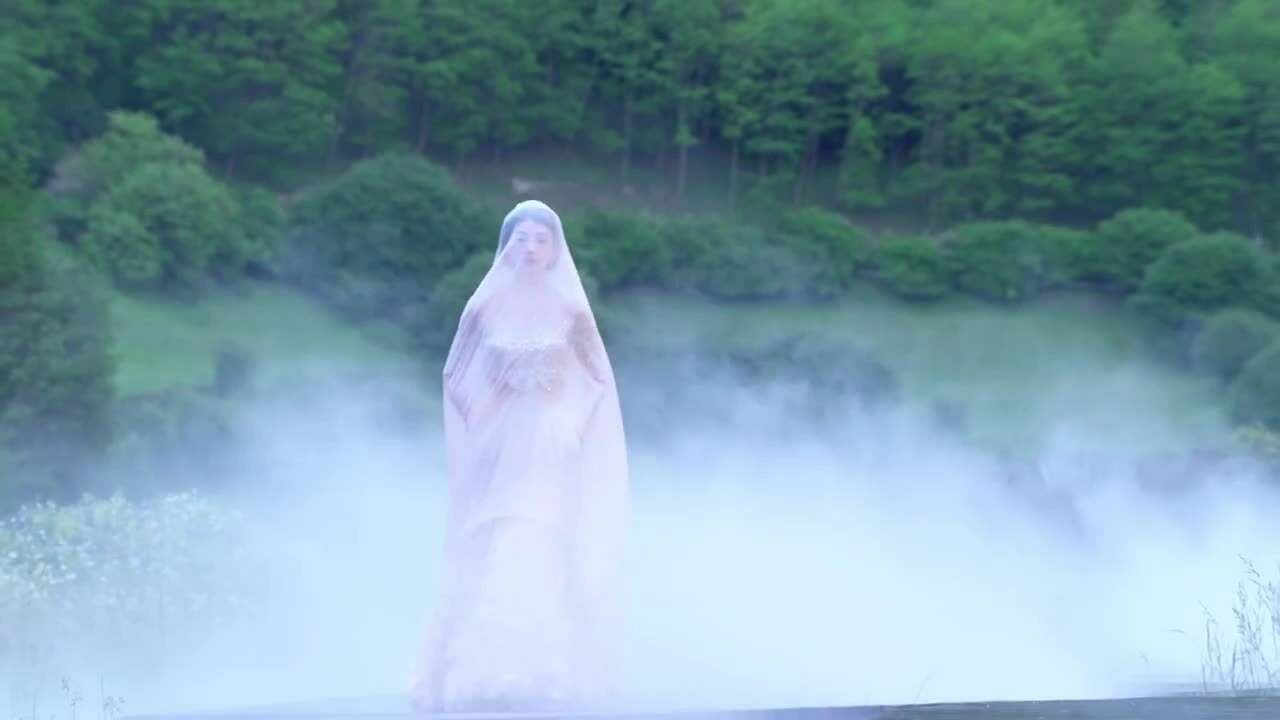 Lưu Thi Thi đeo khăn voan catwalk