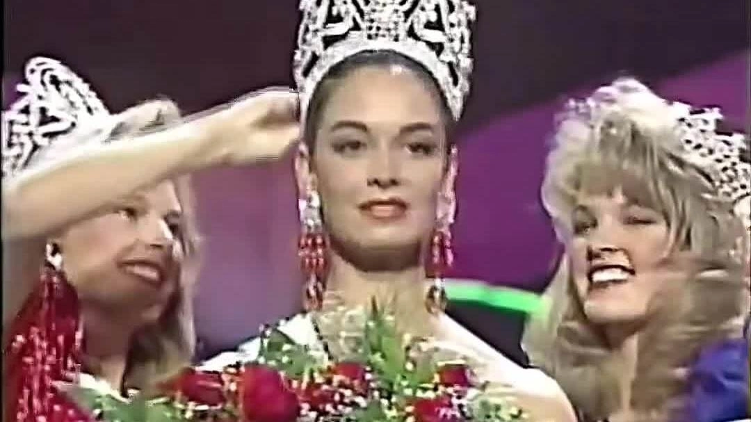 Giây phút đăng quang Miss Universe 1991 của Lupita Jones