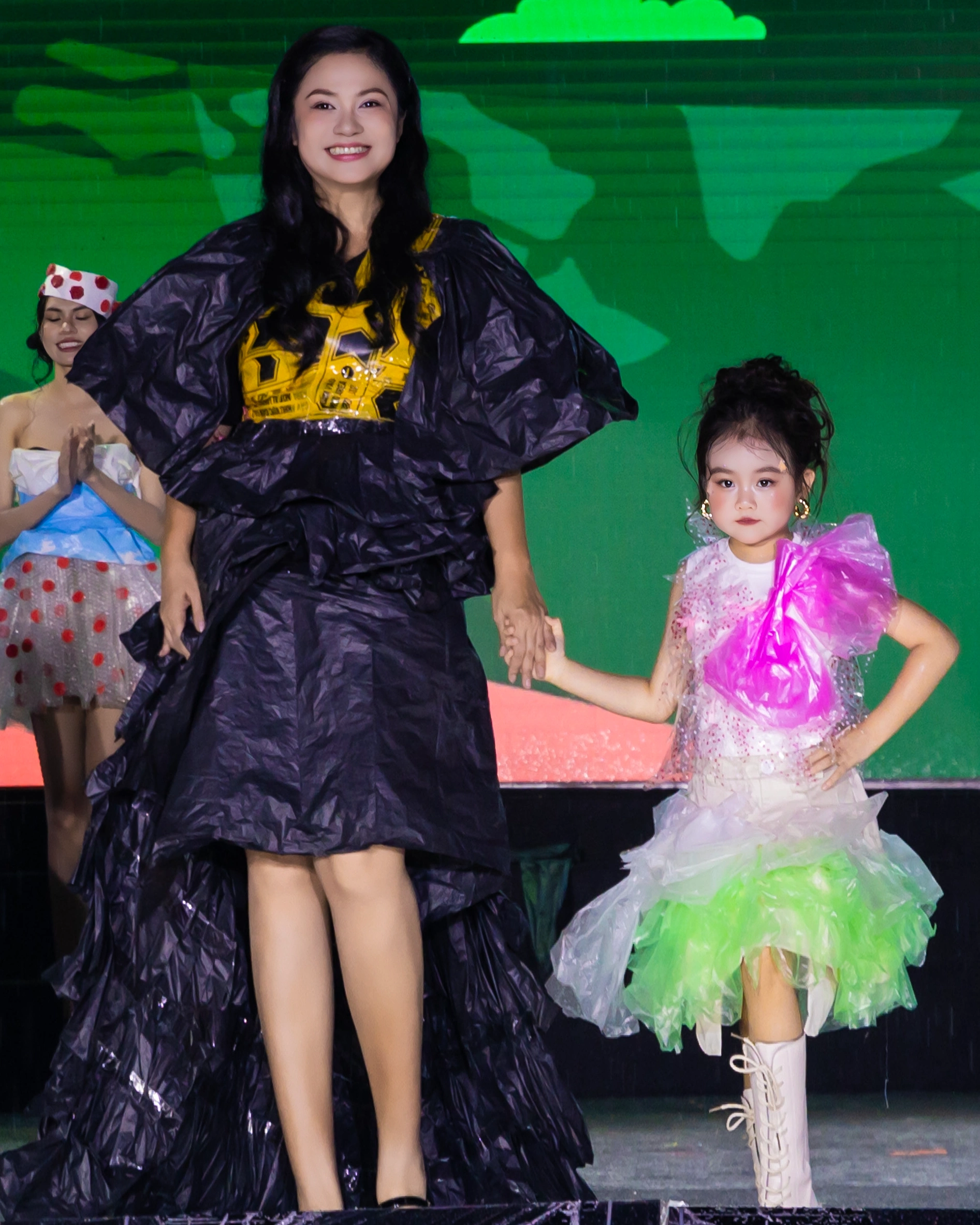 Việt Trinh catwalk với đồ tái chế