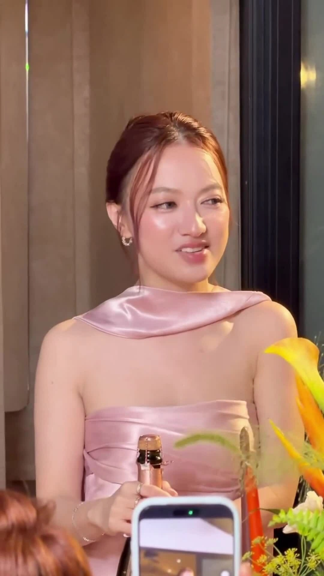 Xuân Nghi tận hưởng tiệc độc thân