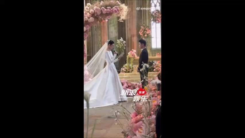 Hề Mộng Dao khóc ở đám cưới