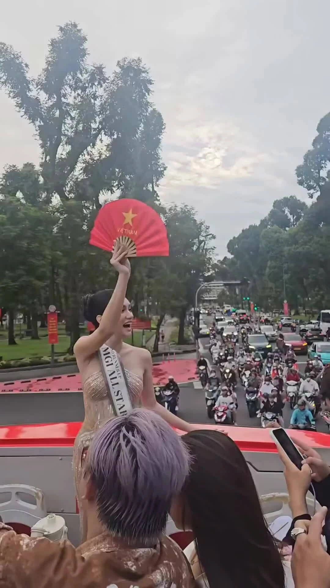 Hương Giang diễu hành trên phố sau đoạt á hậu 2 Miss Grand All Stars