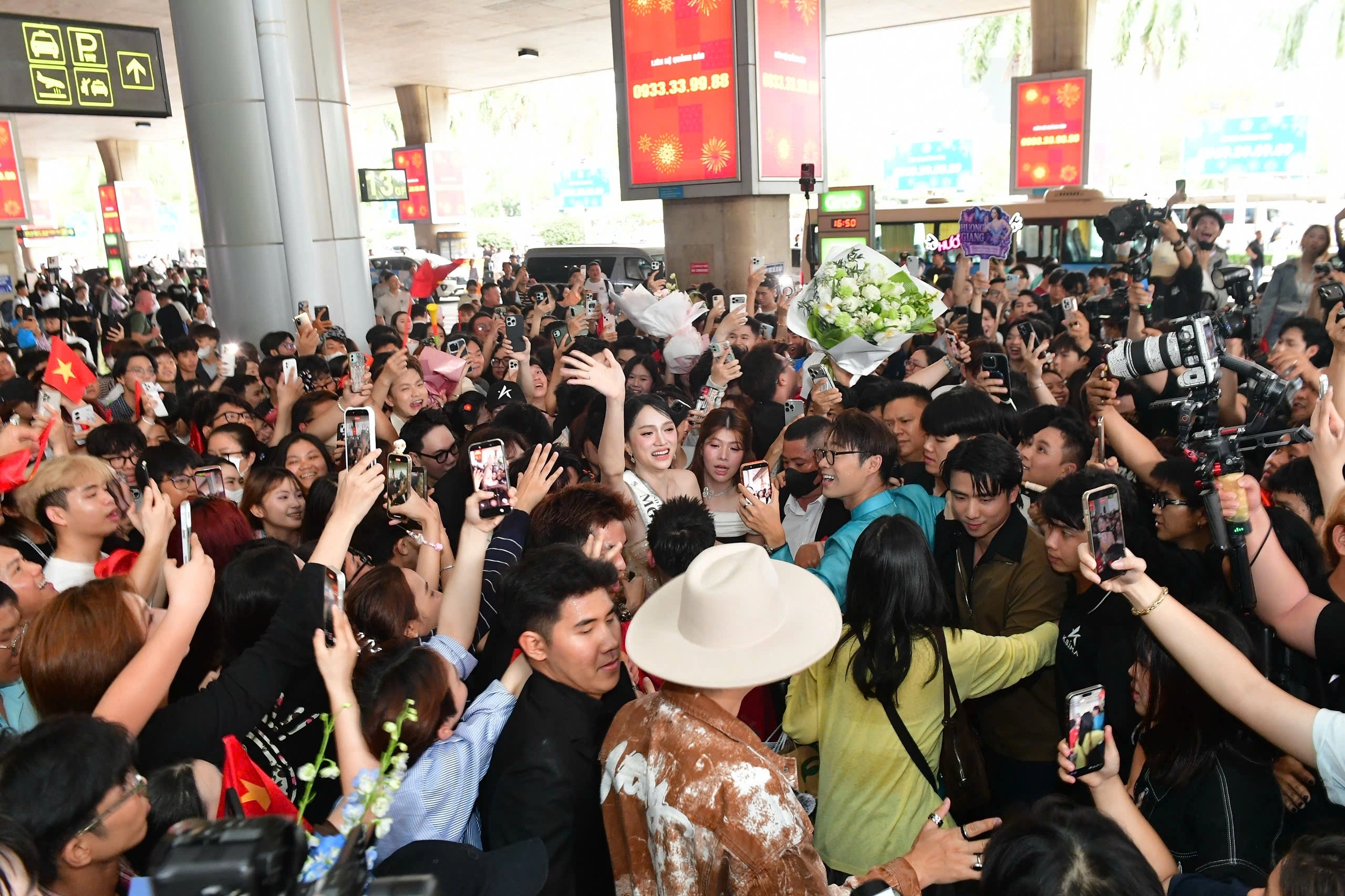 Không khí fan đón Hương Giang ở sân bay Tân Sơn Nhất