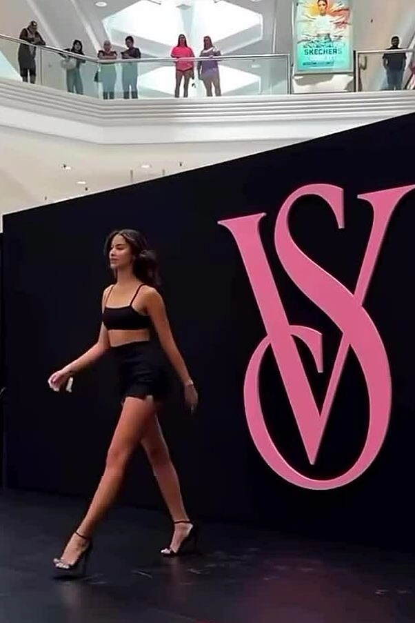 Á hậu Hoàn vũ chinh phục giấc mơ Victoria's Secret