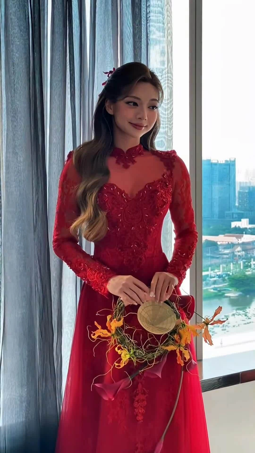 Diễn viên Katleen Phan Võ tạo dáng ở lễ đính hôn