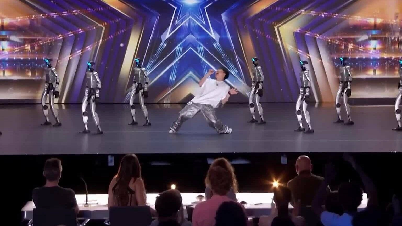 Robot nhảy múa gây sốt tại America's Got Talent