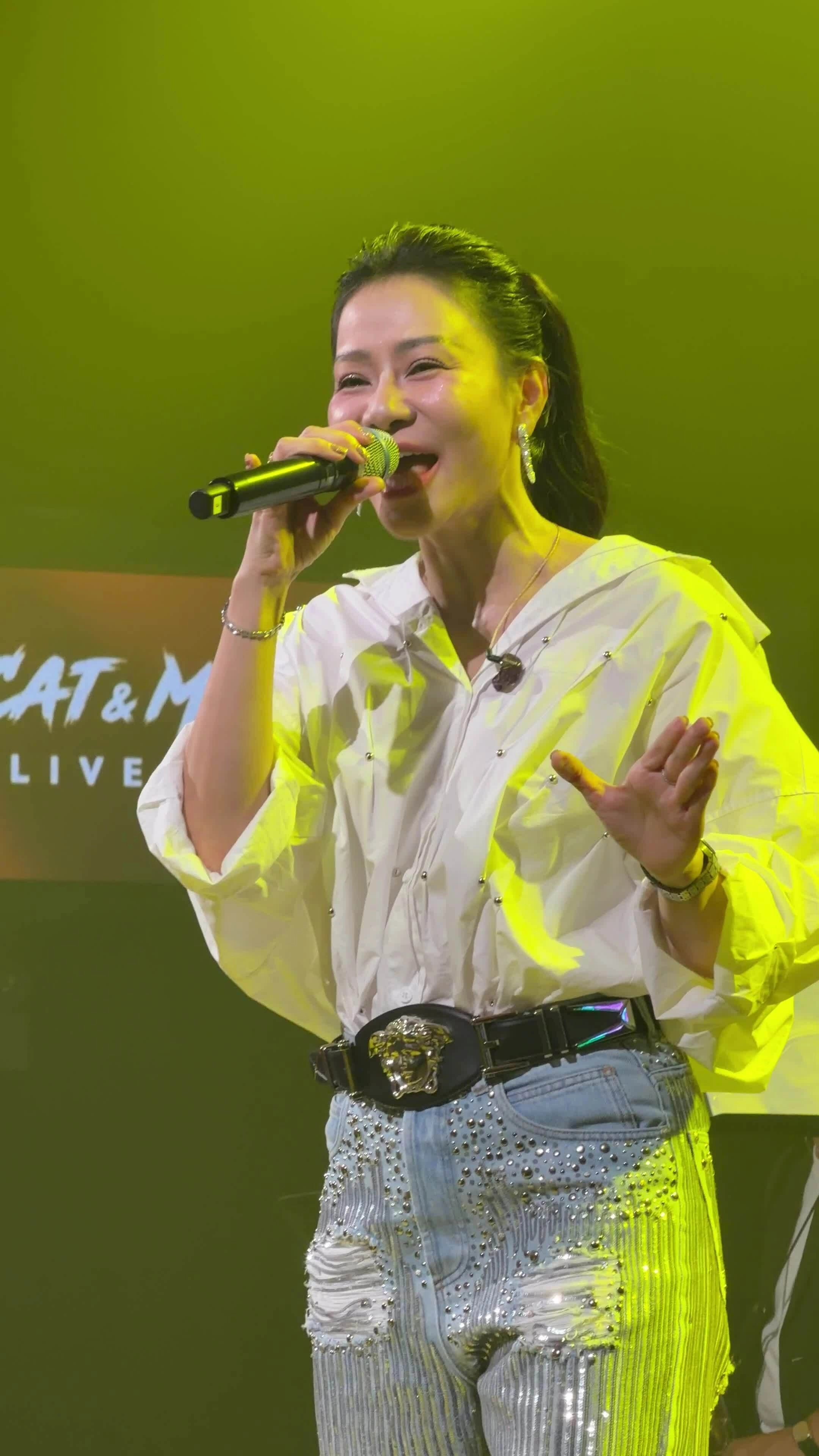 Thu Minh hát "Yêu mình anh"