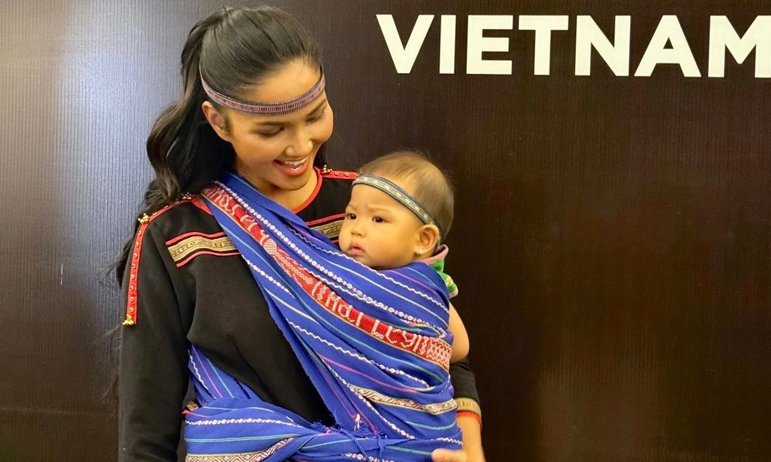 H'Hen Niê địu con đi sự kiện