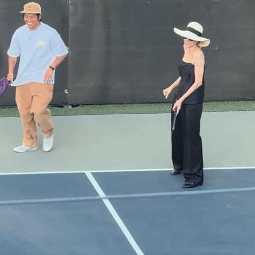 Angelina Jolie chơi pickleball với Pax Thien