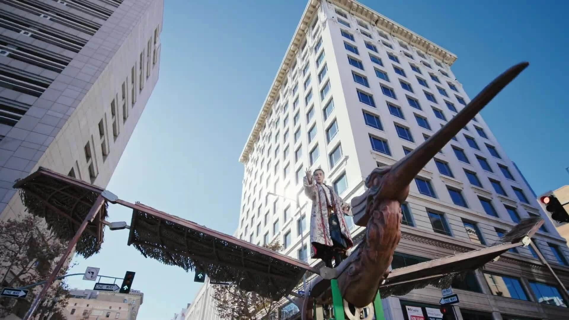Hậu trường cảnh Sơn Tùng M-TP 'cưỡi chim Lạc' giữa Los Angeles