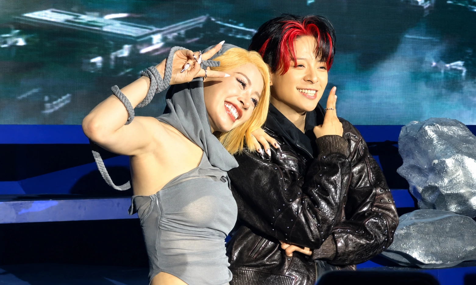 Chi Pu, Amber Liu biểu diễn 'Tin được không'