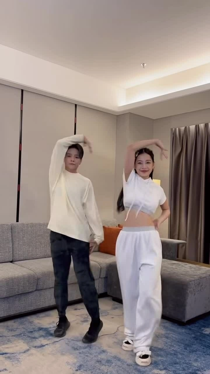 Chi Pu, Amber Liu nhảy trên nền nhạc 'See tình'