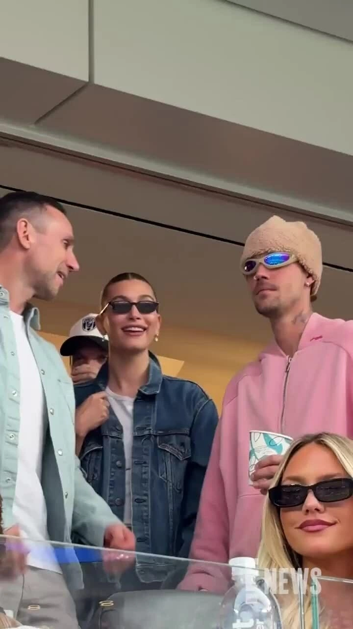 Justin Bieber và Hailey Bieber tại lễ khai mạc Uworl