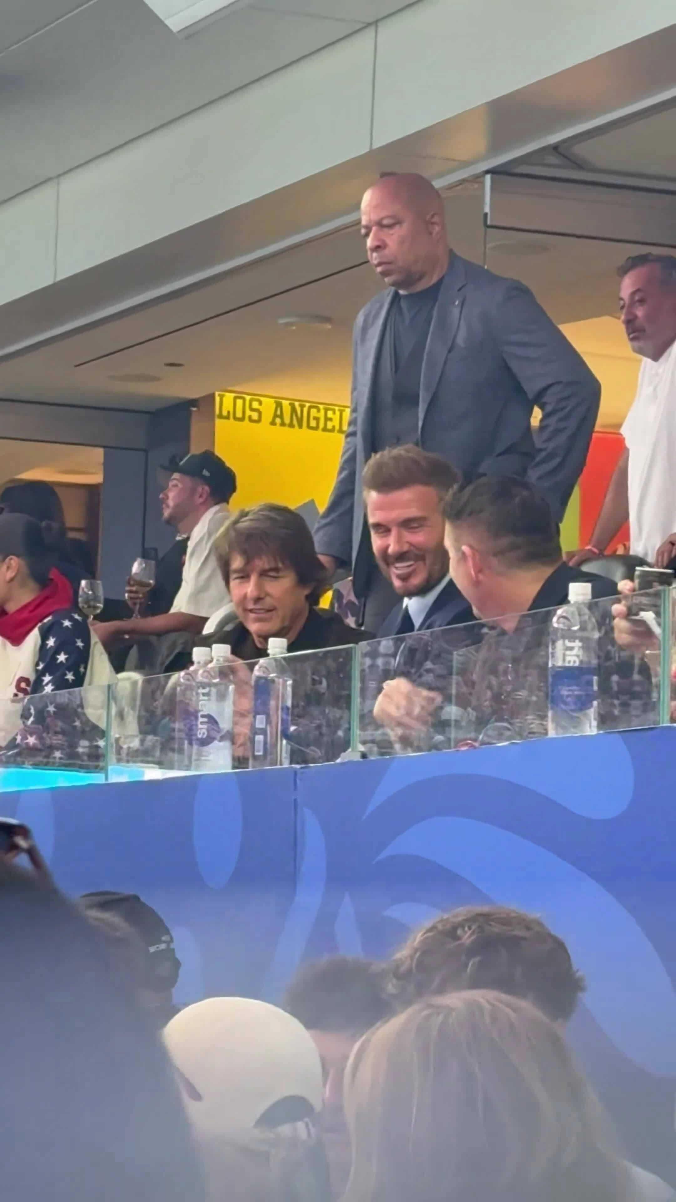 Tom Cruise ký tặng người hâm mộ tại World Cup 2026