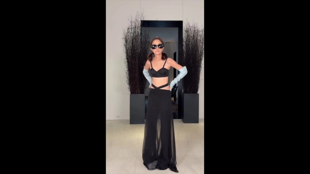 Vera Wang diện váy xuyên thấu, buộc tóc hai bên