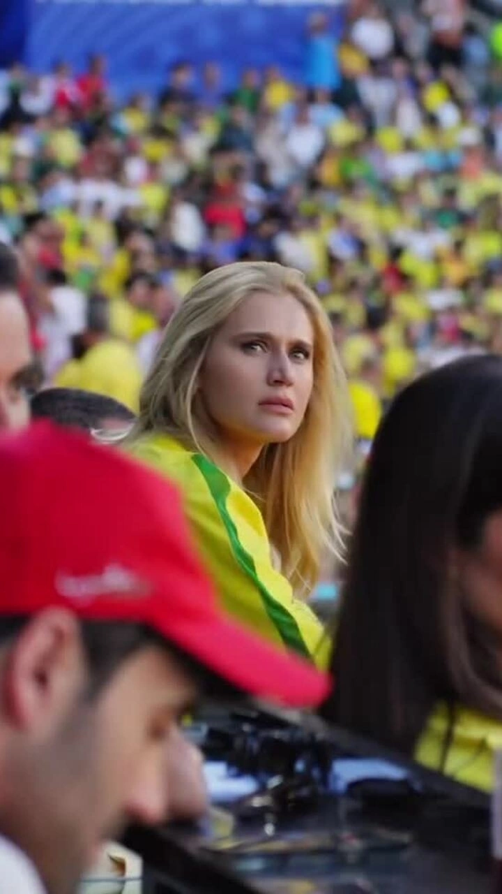Vợ thứ tư của Ronaldo 'béo' cổ vũ Brazil