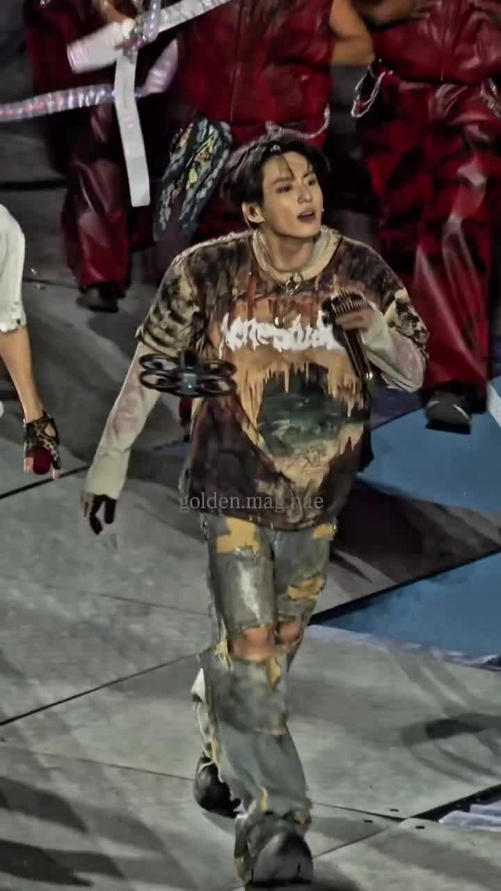 Jungkook diện thiết kế Việt ở Arirang World Tour