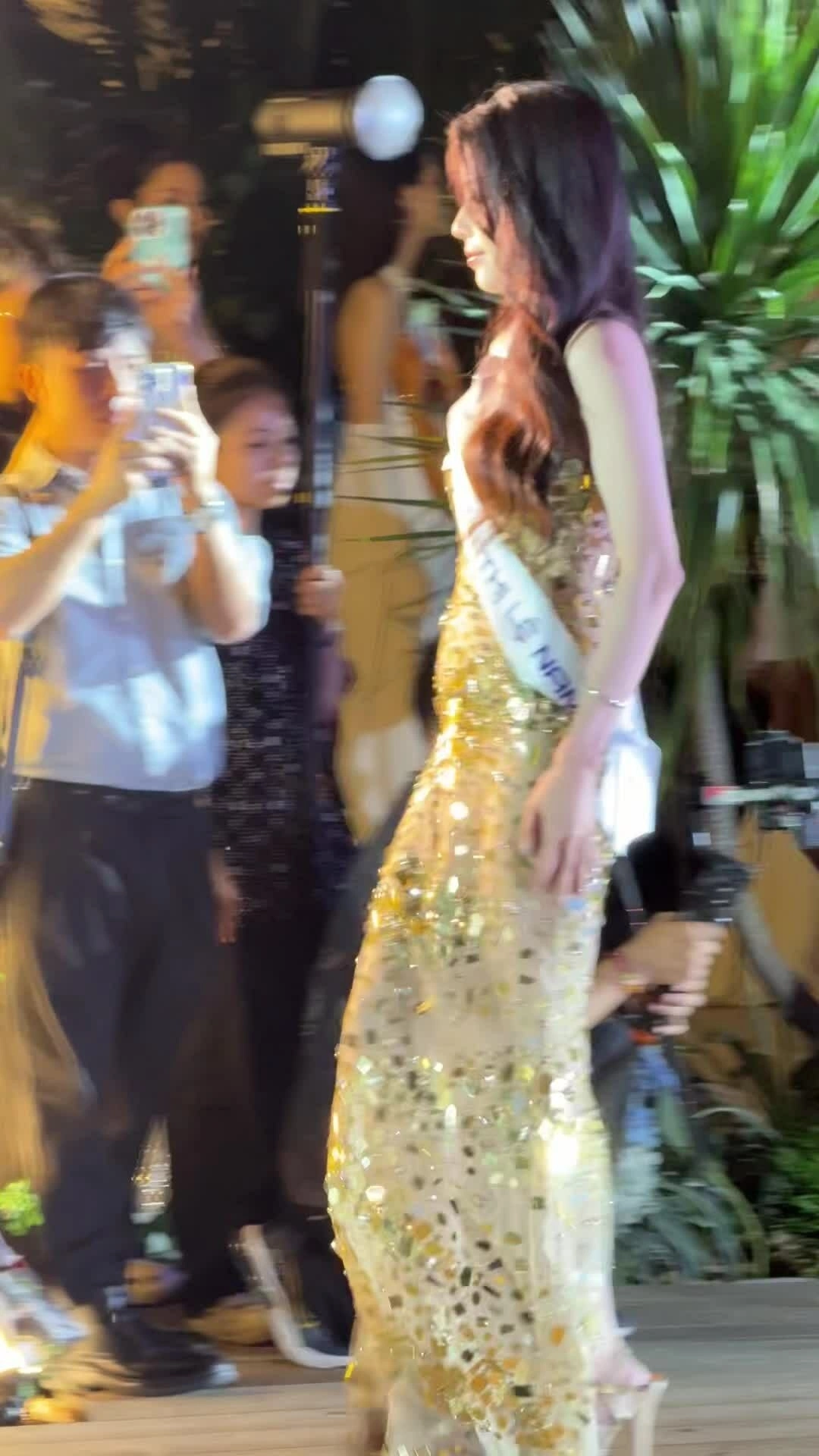 Nam Em giới thiệu bản thân và catwalk tại Miss Cosmo TP HCM