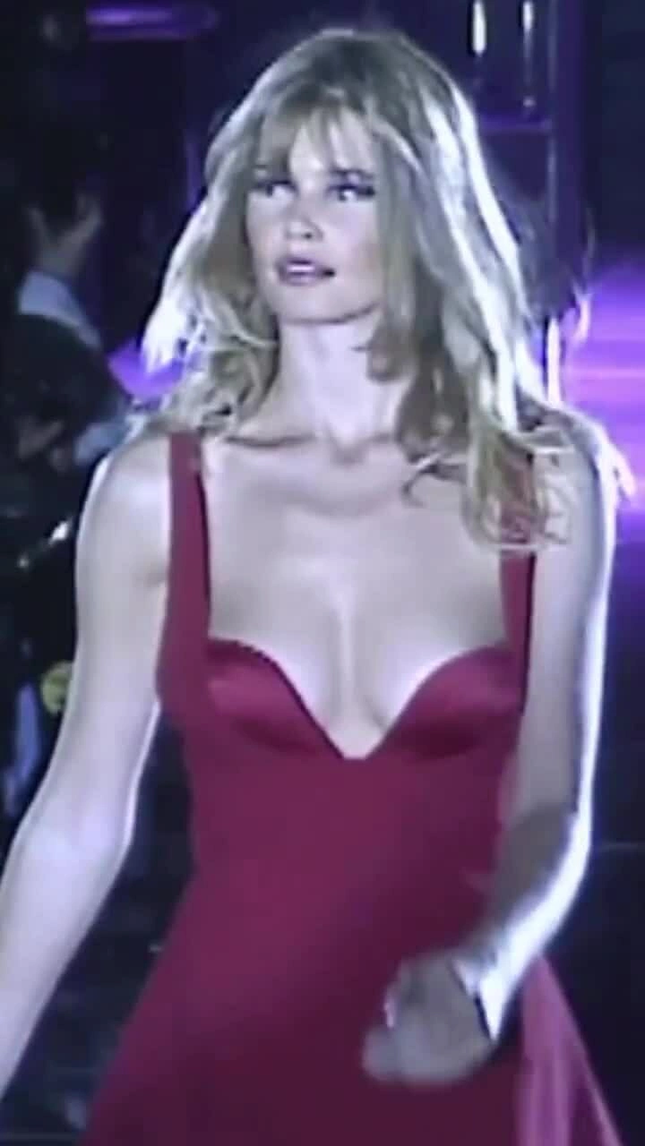 Khoảnh khắc Claudia Schiffer catwalk