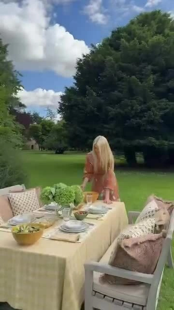 Siêu mẫu Claudia Schiffer tận hưởng cuộc sống ở miền quê