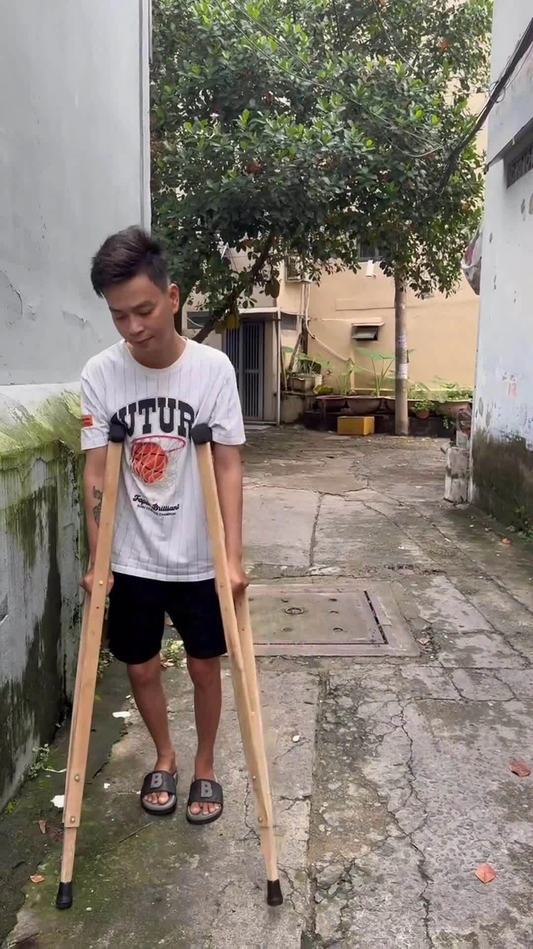Ca sĩ Liu Quốc Việt tập đi bằng đôi nạng.