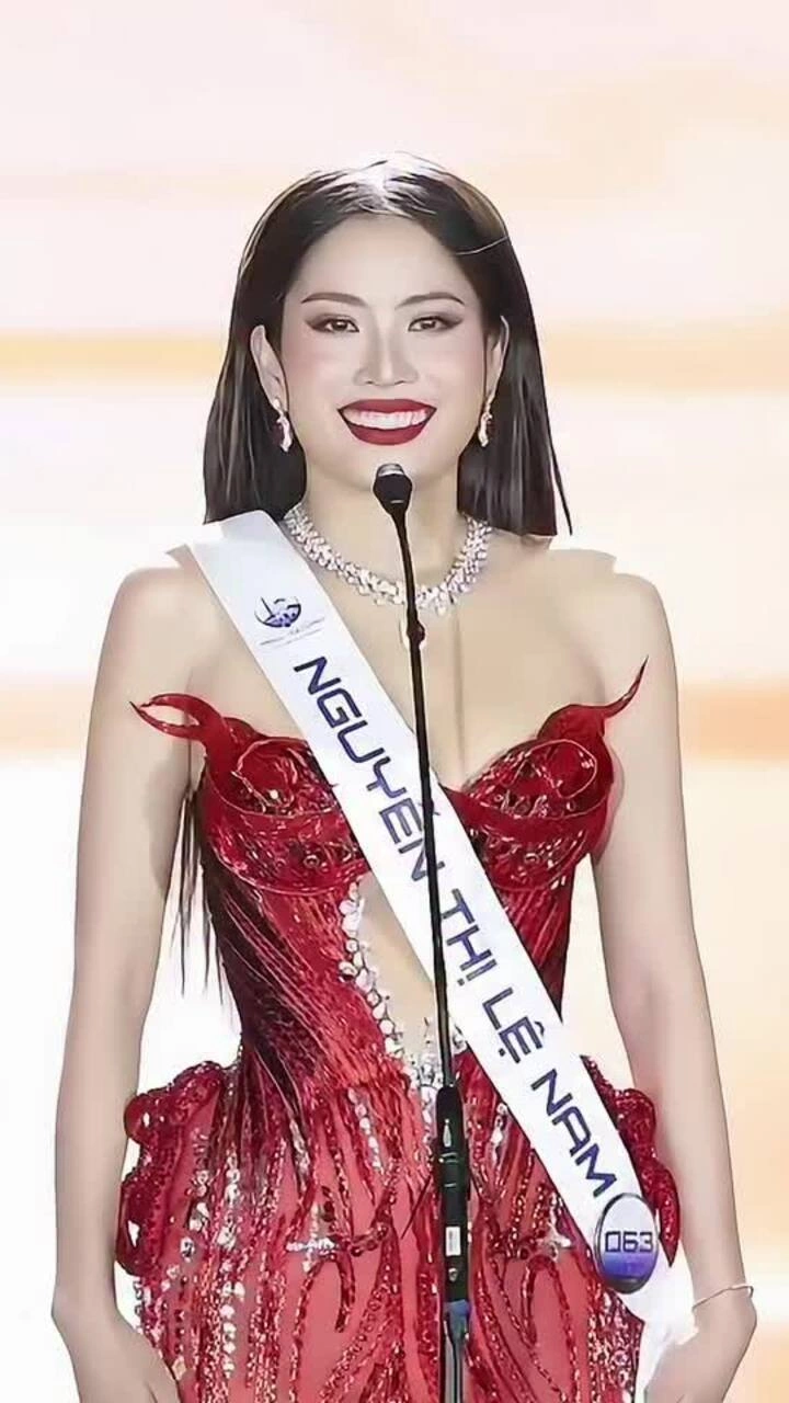 Người đẹp Nam Anh thuyết trình tại chung kết Miss Cosmo TP HCM