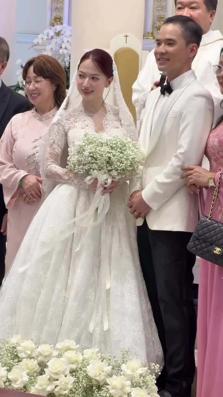 Xuân Nghi làm lễ cưới tại nhà thờ