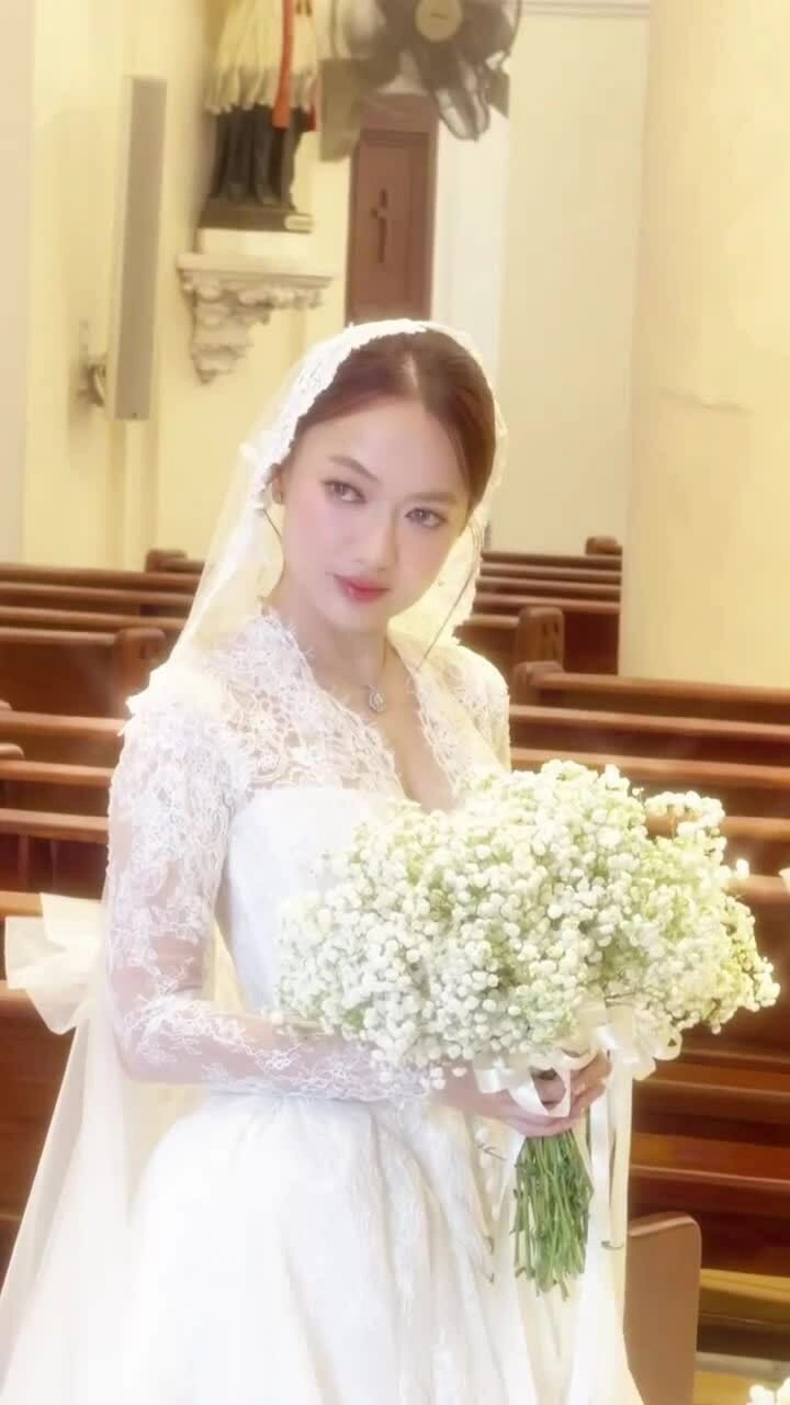 Xuân Nghi nắm tay chú rể bước vào lễ đường nhà thờ