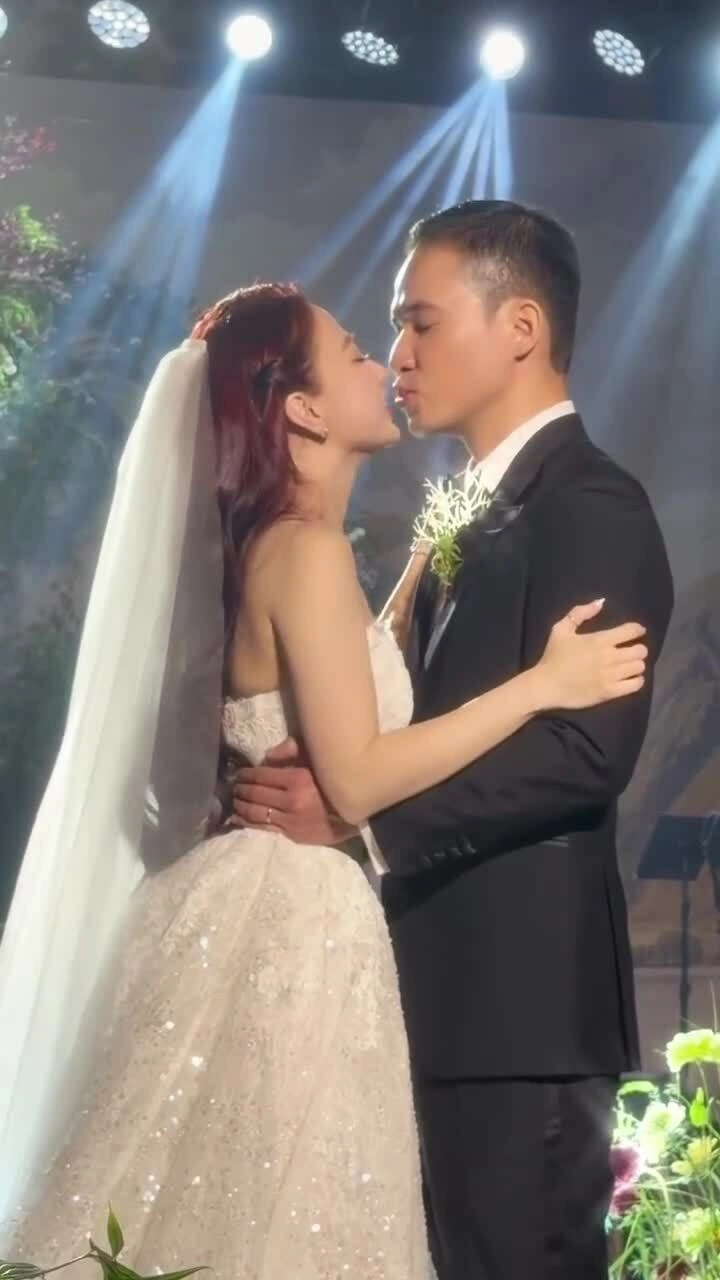 Xuân Nghi và chú rể tình tứ trong lễ cưới