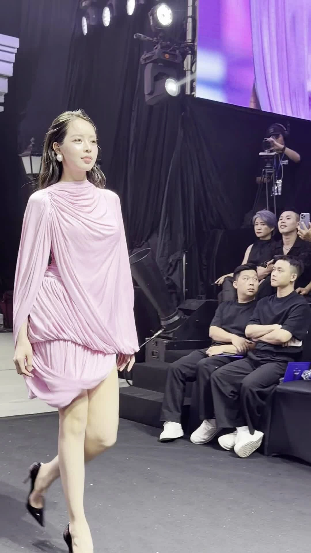 Kỳ Duyên, Thanh Thủy, Tiểu Vy catwalk trong show DMC 2026