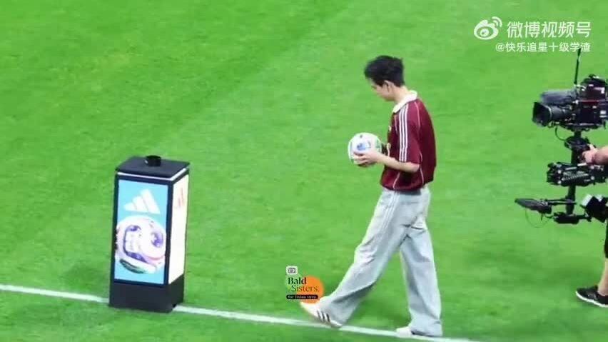 Tài tử Lý Hiện gây sốt trên sân bóng World Cup