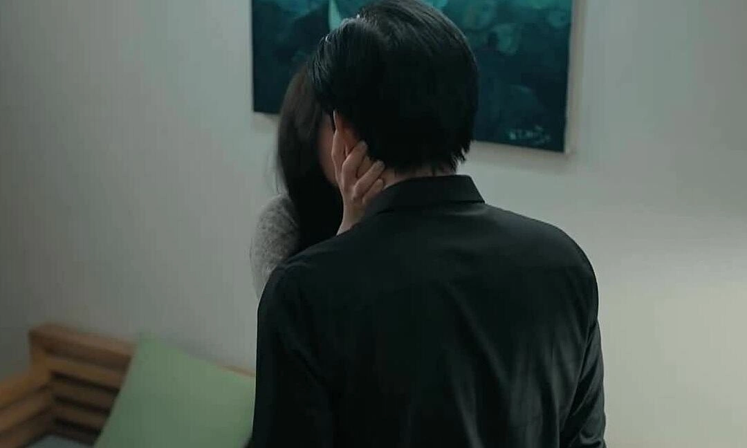Cảnh hôn của Thanh Tâm trong trích phim 'Dưới ô cửa sáng đèn'