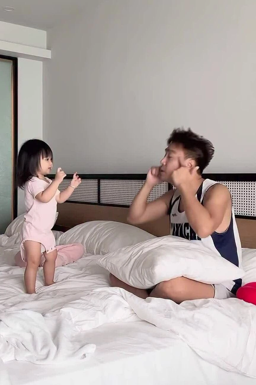 Thanh Duy hát "Xúc xắc xúc xẻ" cùng con gái