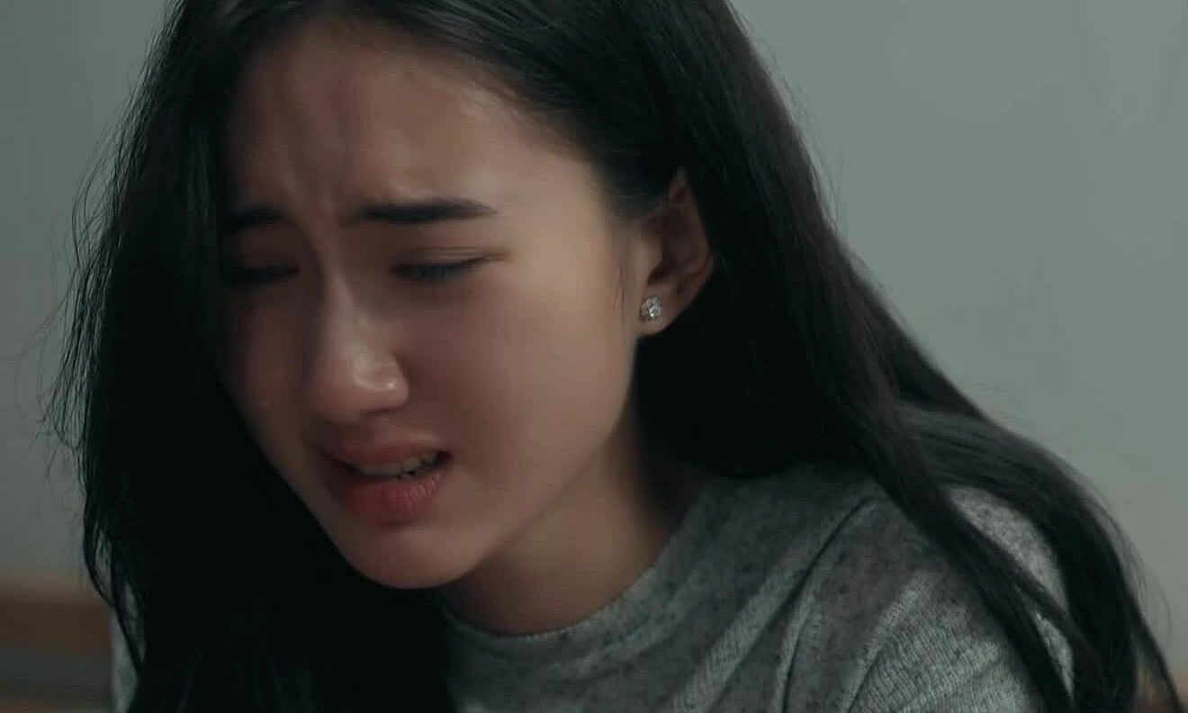 Thanh Tâm trong trích phim 'Dưới ô cửa sáng đèn'